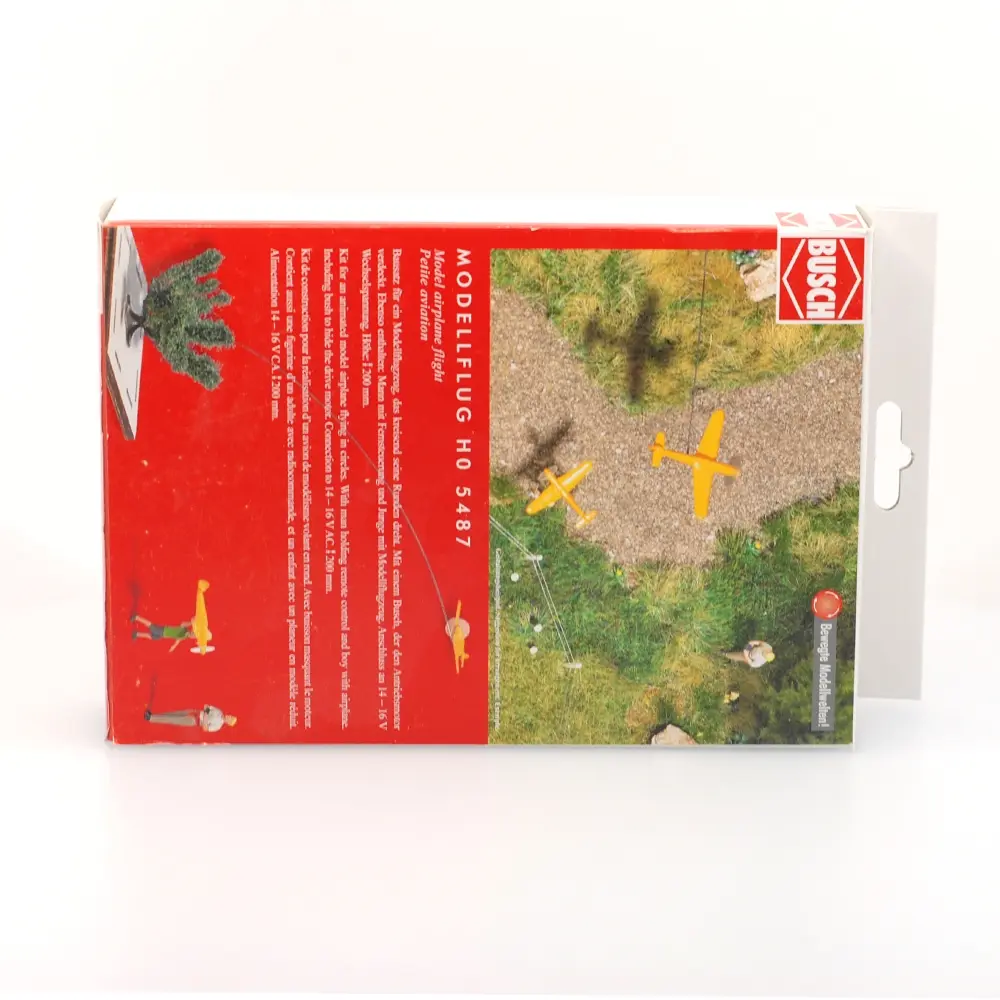 Un père et son fils pilotant un avion radiocommandé - BUSCH 5487 - HO 1/87 - 4