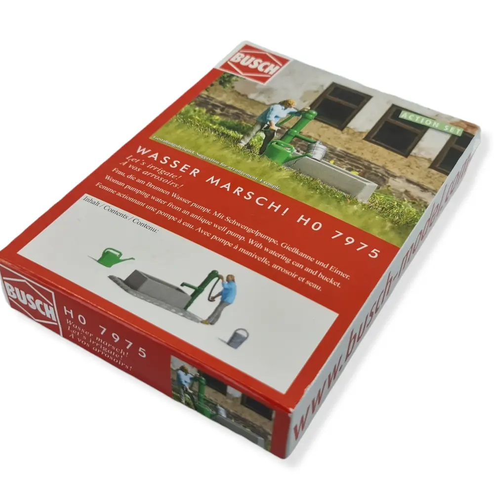 Femme actionnant une pompe à eau manuelle BUSCH 7975 - HO 1/87 - 2