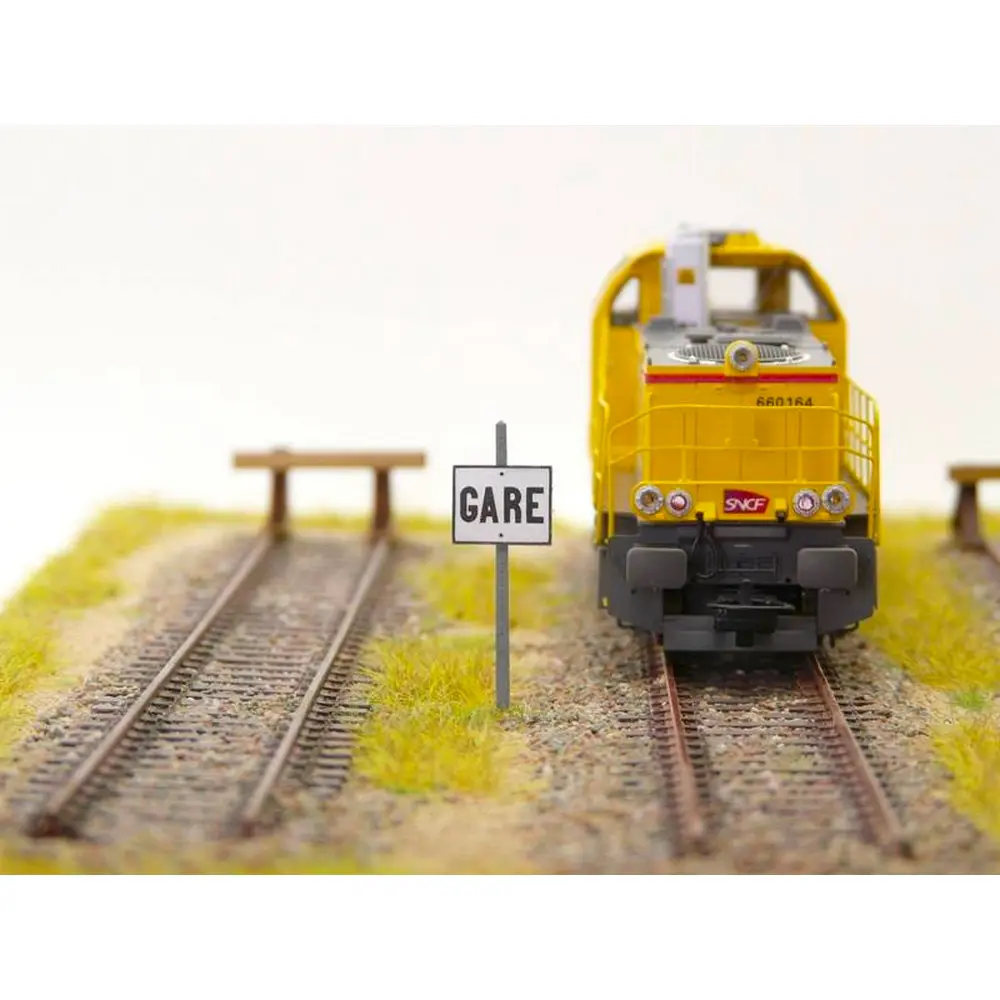 Pancarte "GARE" à proximité BOISMODELISME 215026 - N 1/160 - SNCF - 2