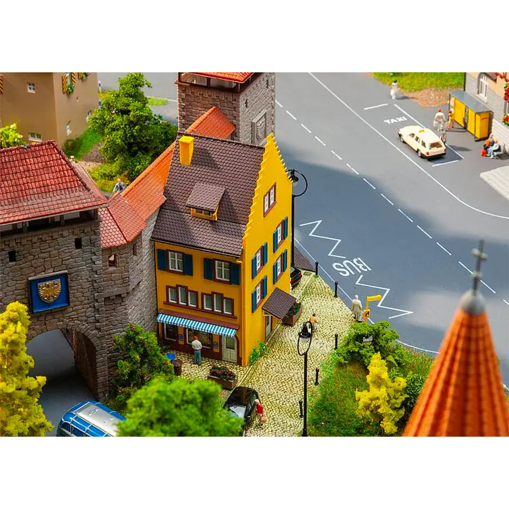 Immeuble de coin de rues "Kleinstadt" Faller 130709 - HO : 1/87 - EP III - 4