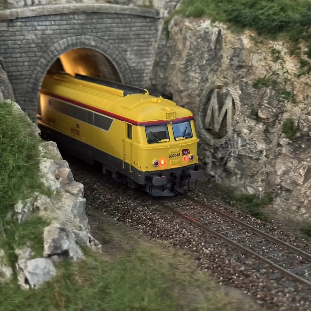 Locomotive diesel électrique BB 667548 "Infra" - Jouef HJ2465 - SNCF - HO 1/87 - EP VI - 2R - Analogique  - 7