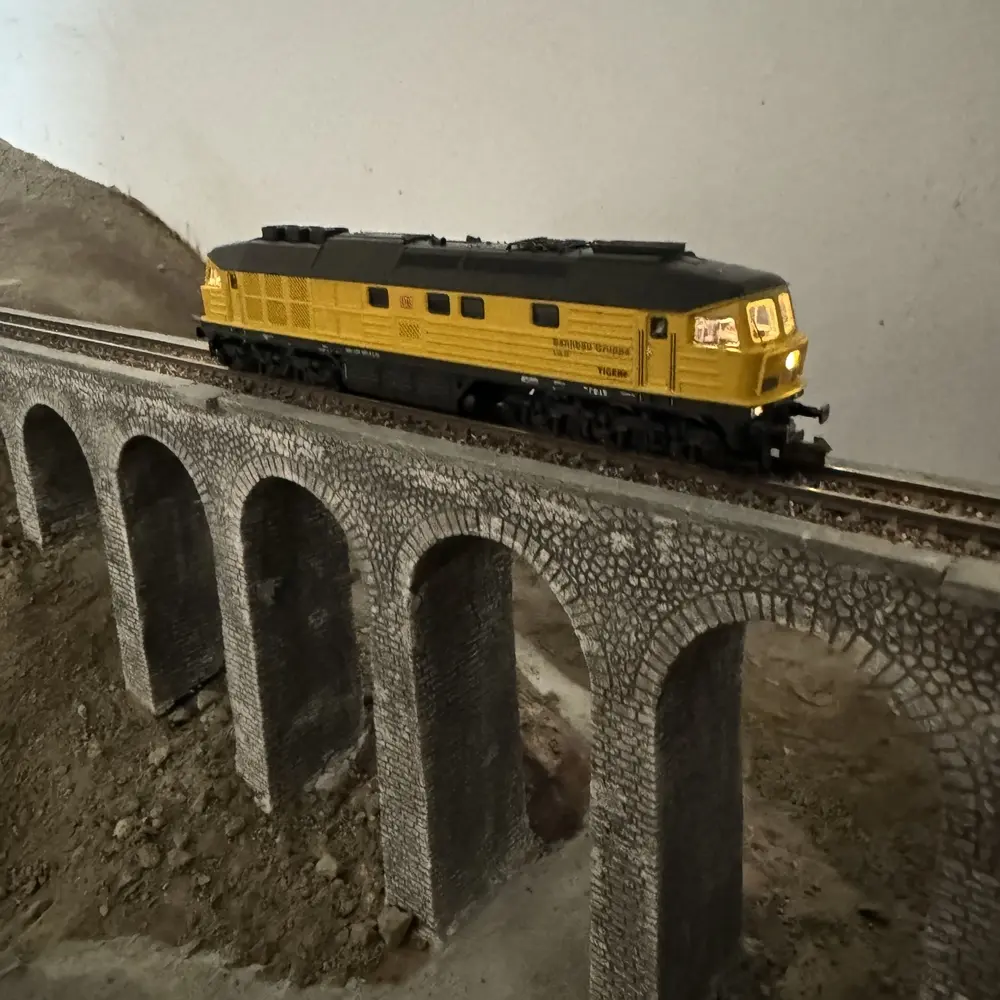 Locomotive diesel 233 493-6 Bahnbau - Arnold HN2601S - N 1/160 - DB - EP VI - DCC Son - 7