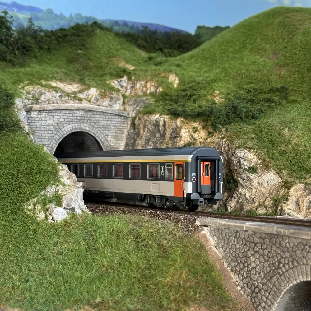 Voiture voyageurs VSE A9u, Corail, logo Nouille - LS Models E100 - HO 1/87 - SNCF - Ep IV - 2R - 6