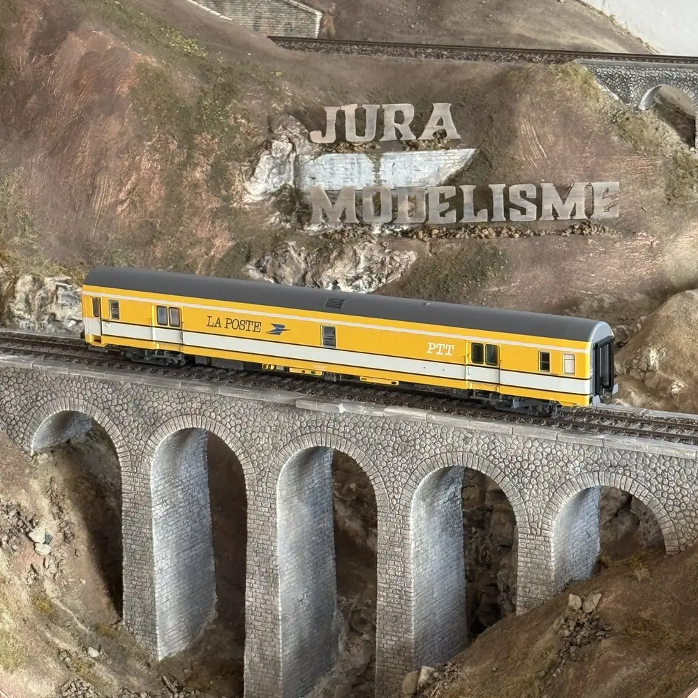 Voiture postale PA UIC livrée jaune/blanche toit gris, bogies Y24X - LS Models 40429 - HO 1/87 - SNCF - Ep IV - 2R - 5