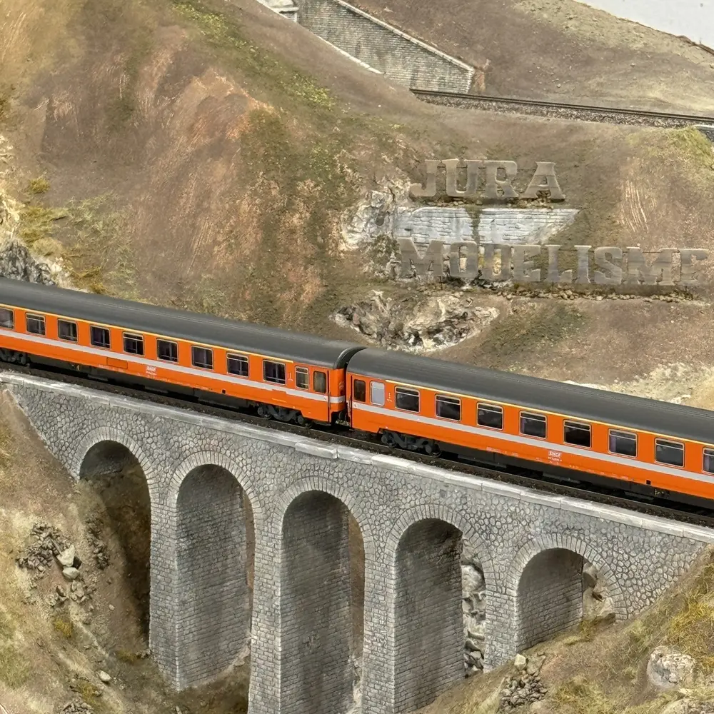 Set de 2 voitures voyageurs VSE A9u, livrée C1, logo encadré - LS Models 40350 - HO 1/87 - SNCF - Ep IV - 2R - 7