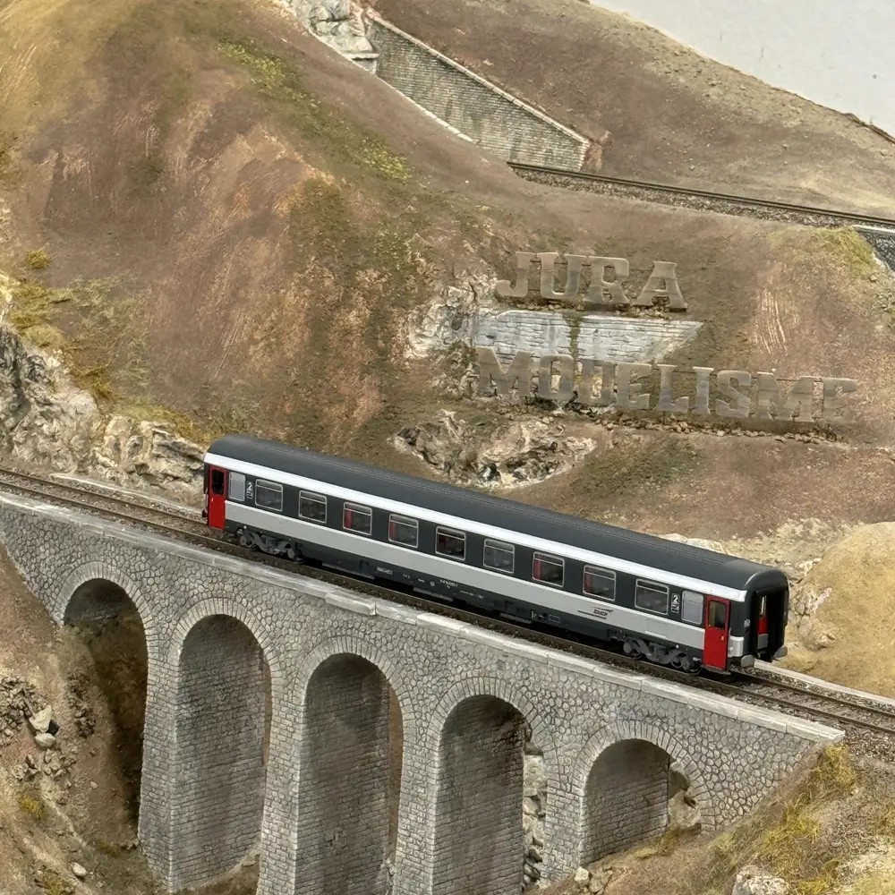 Voiture voyageurs VSE A9u déclassée, livrée corail, logo casquette - LS Models 40388 - HO 1/87 - SNCF - Ep V-VI - 2R - 5