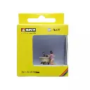 Femme faisant un shampoing à son enfant - HO 1/87 - NOCH 10421 - 2