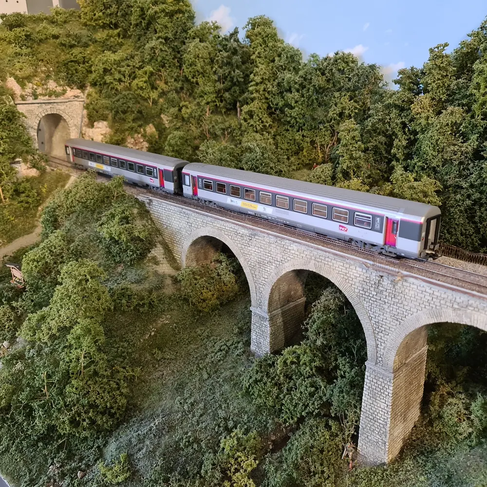 Set 2 voitures corail "Centre val de Loire" PIKO 97301 - HO 1/87 - EP VI - 1ère & 2nd classe - 5