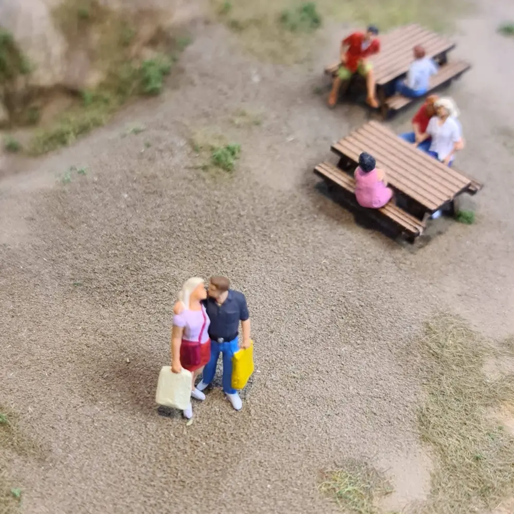 2 Figurines romantiques enlacés PREISER 28185 - HO 1:87 - Peintes - 3