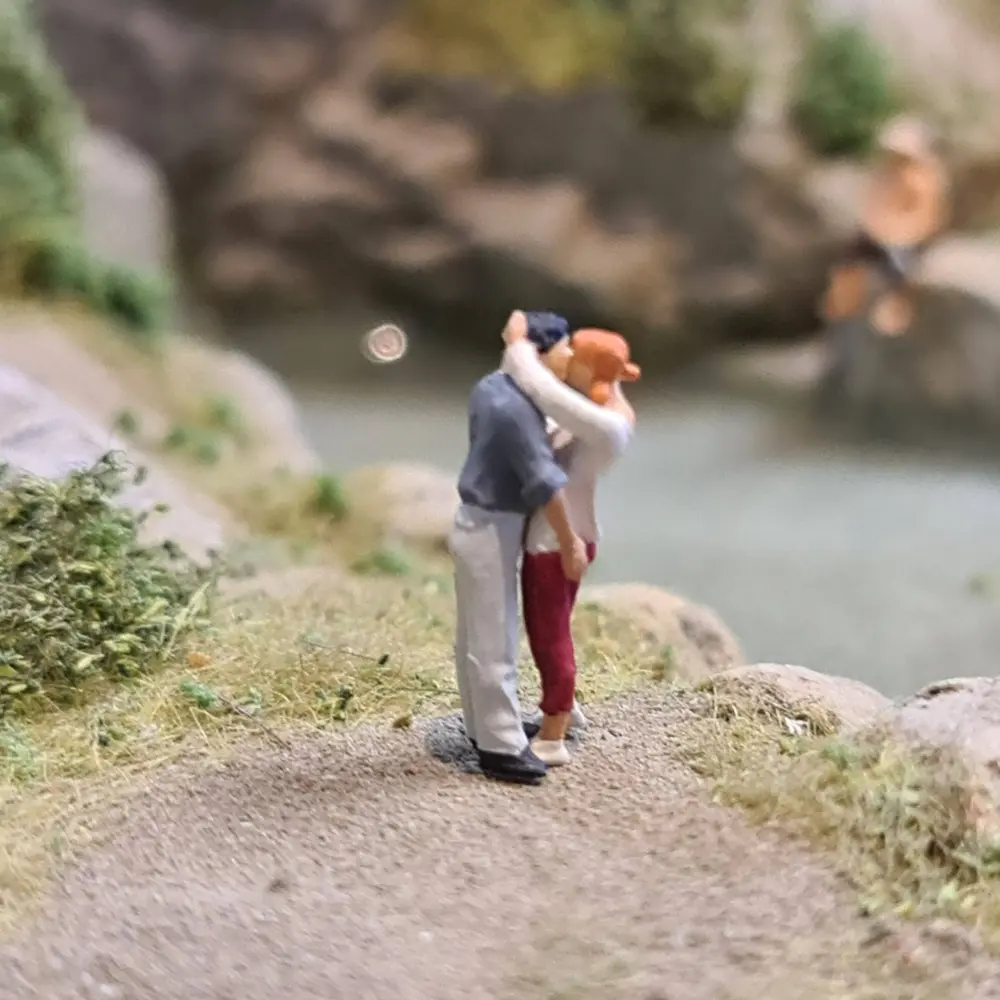 2 Figurines romantiques qui s'embrassent PREISER 28122 - HO 1:87 - Peintes - 2