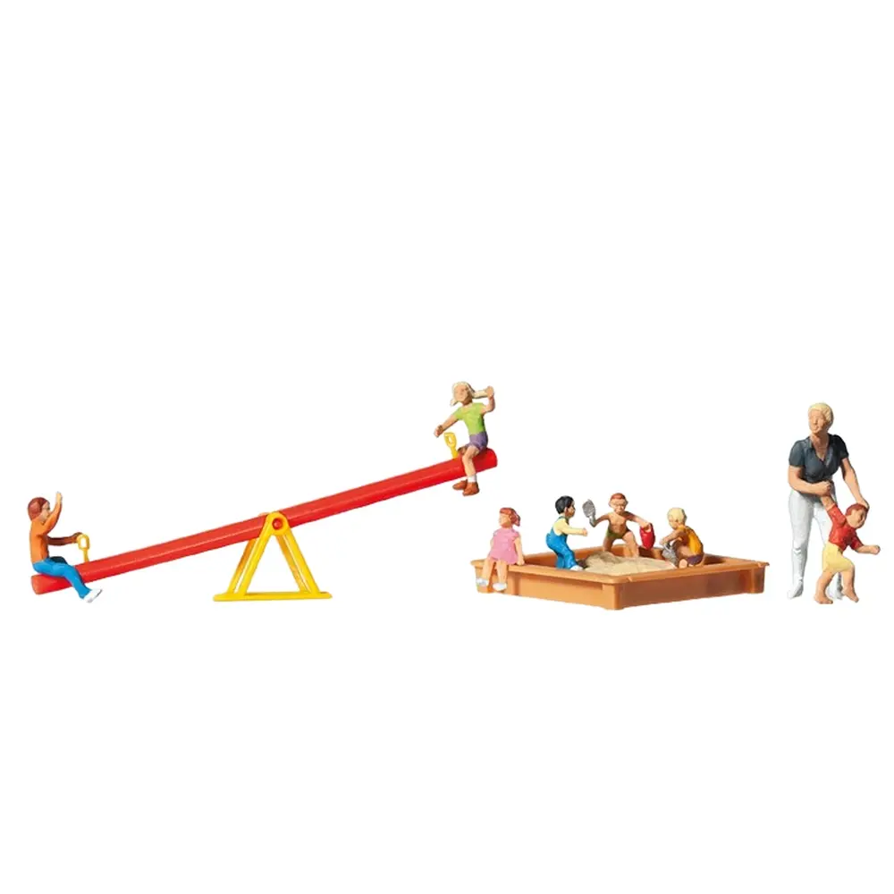 Enfants jouant avec bac à sable et balançoire - 2