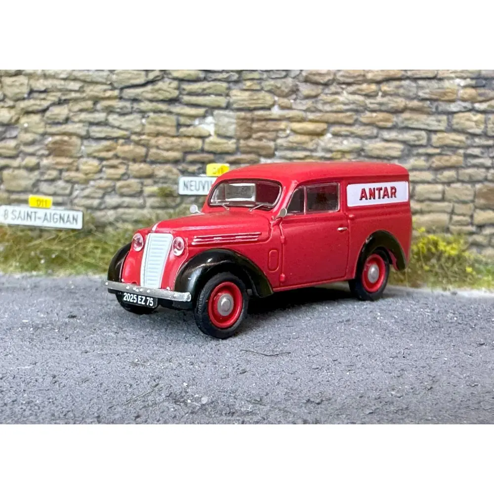 Voiture Renault JUVAQUATRE "ANTAR" - REE MODELES RECB173 - ROUGE - HO 1/87 - 2