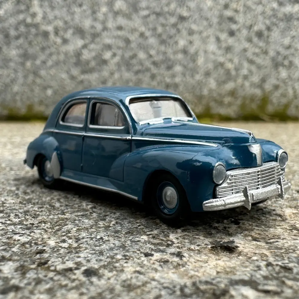 Voiture Peugeot 203 - berline bleu azur - Brekina 92982 - HO 1/87 - 2