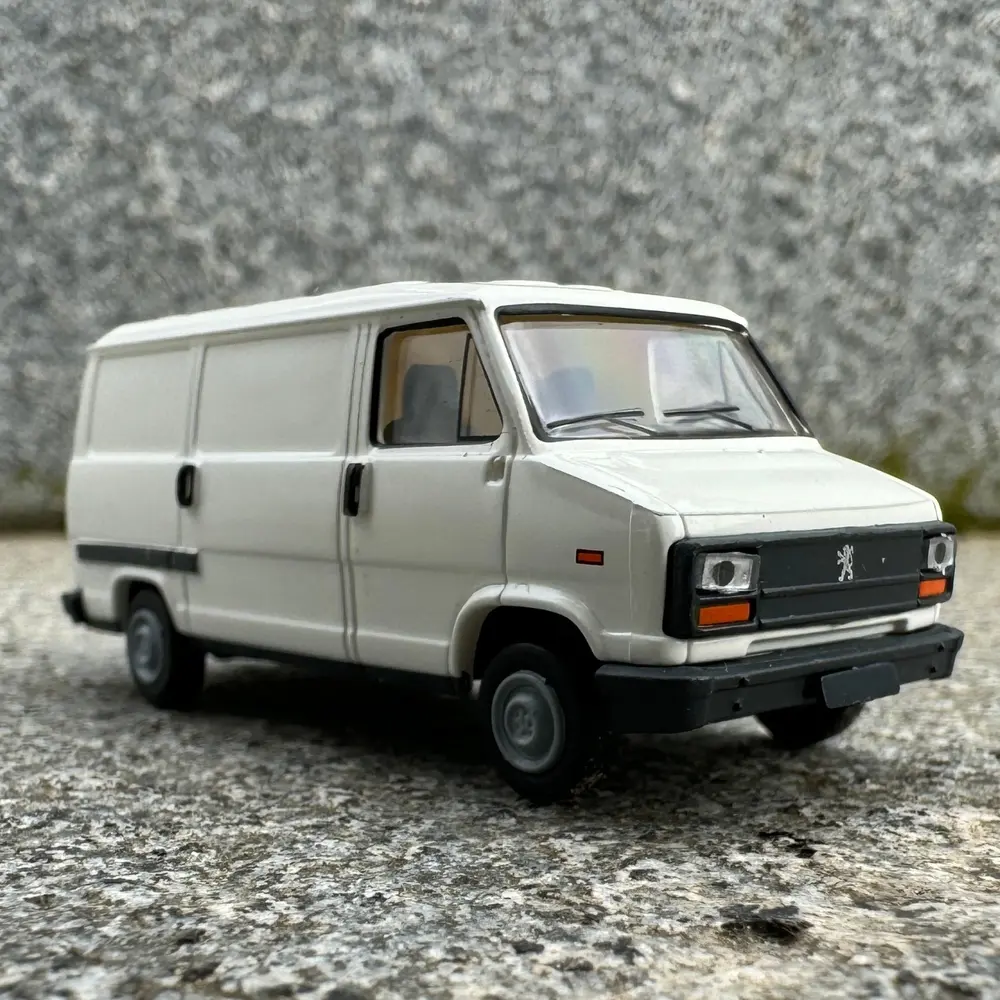 Véhicule Peugeot J5 tôlé blanc - Sai 7170 - HO 1/87 - 2
