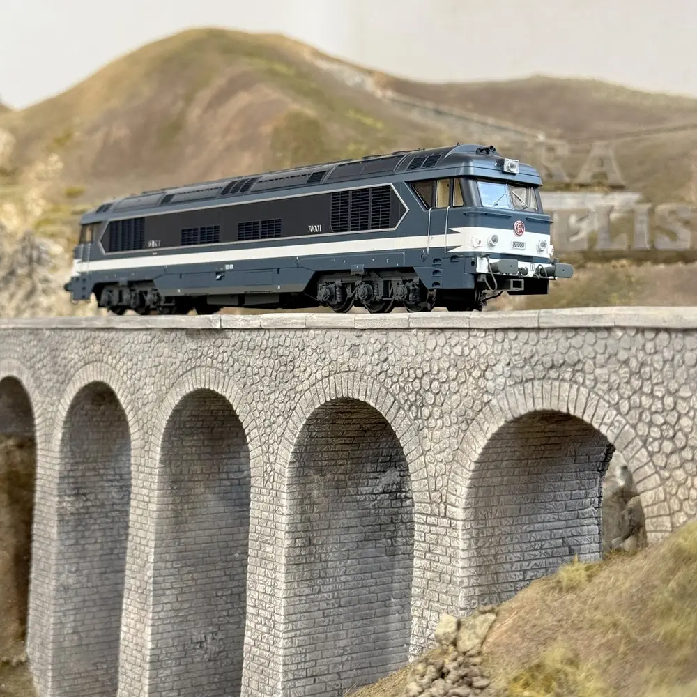 Locomotive diesel CC 70001 - Ree Modèles CC70001S - HO 1/87 - SNCF - Ep III - Digital sound fumigène - 2R - 14